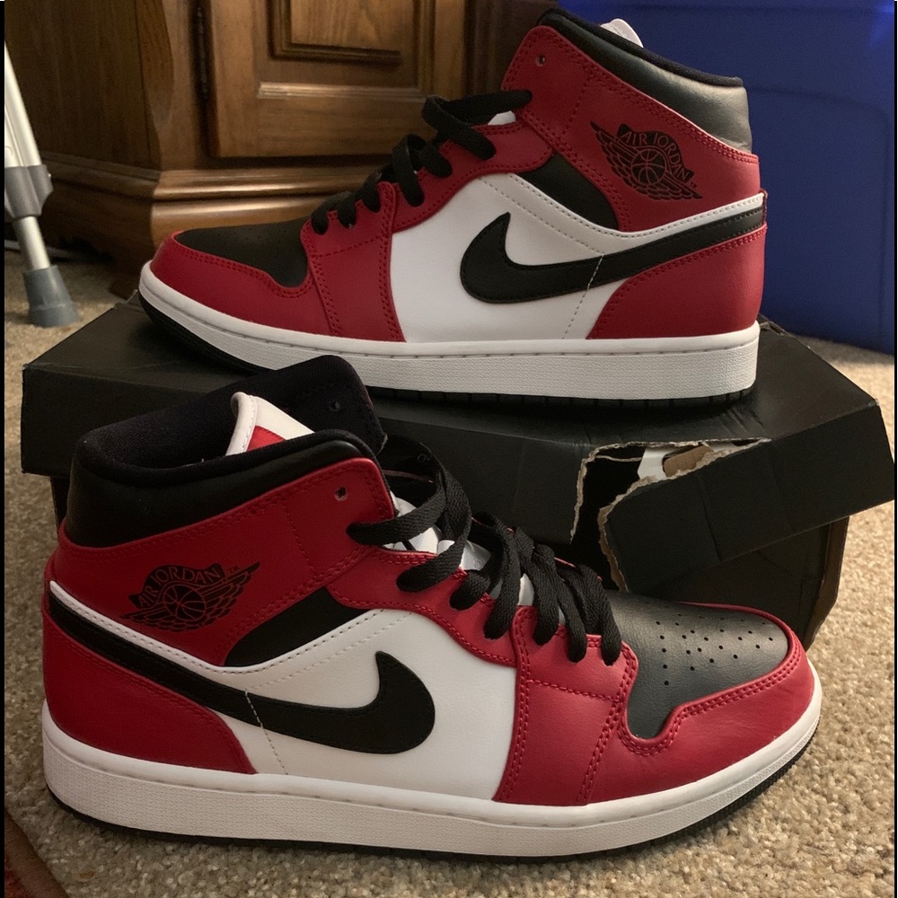 Jordan 1 Chicago Black Toe Mid